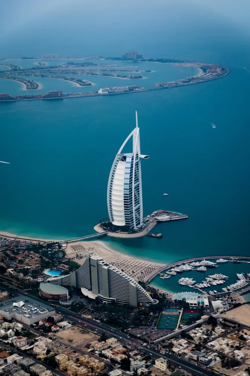 Skyline de Dubaï avec gratte-ciels au crépuscule