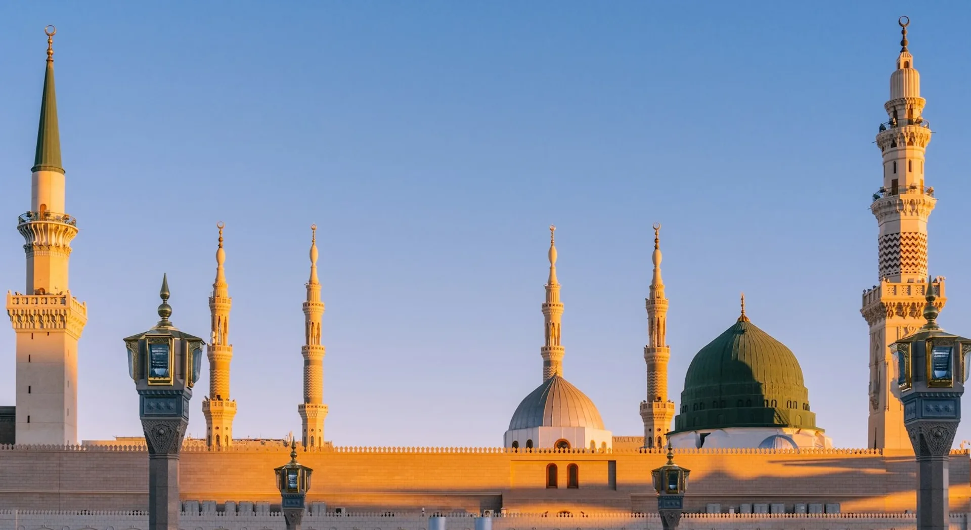 Pèlerins en ihram autour de la Kaaba pendant le Hadjj