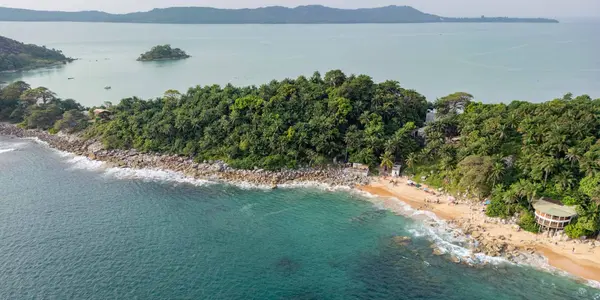 Plage tropicale et palmiers sur les Îles de Loos, archipel guinéen