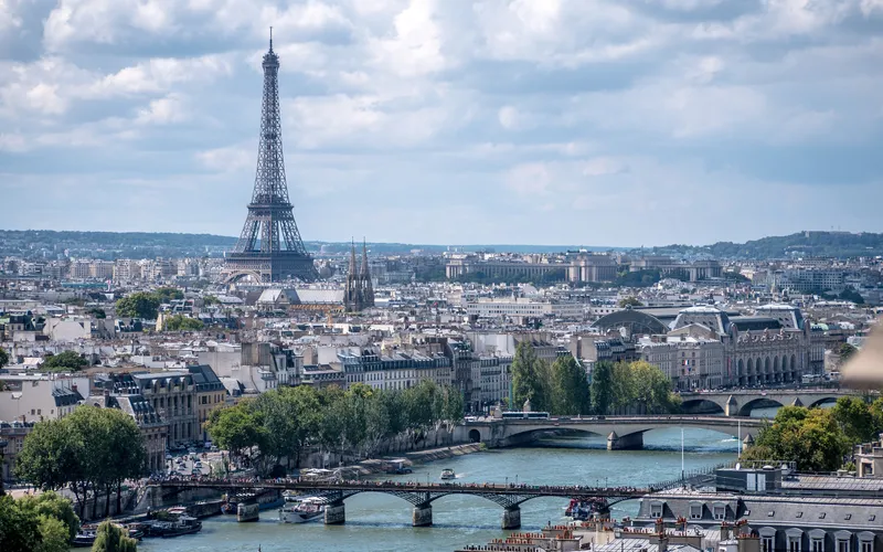 Tour Eiffel et avenue parisienne au coucher du soleil