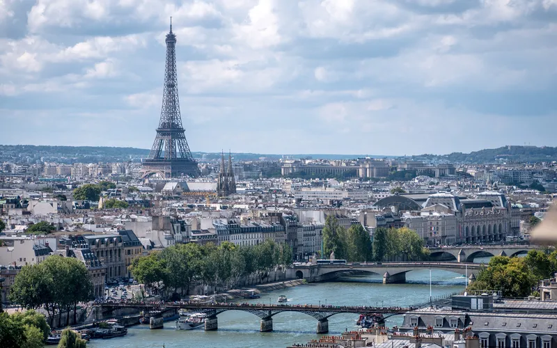 Tour Eiffel et avenue parisienne au coucher du soleil